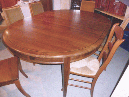 Magnifique table ovale, Directoire, Biedermeier, noyer. 140 x 190 cm. 4 rallonges de 50 cm,. Total 3.90 m.